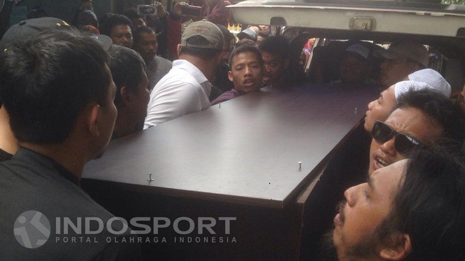 Peti mati jenazah Achmad Kurniawan dikeluarkan dari mobil ambulans. - INDOSPORT